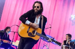 Father John Misty tijdens Pukkelpop op Green Man